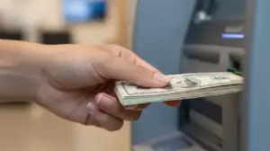 jak wybrać pieniądze z bankomatu